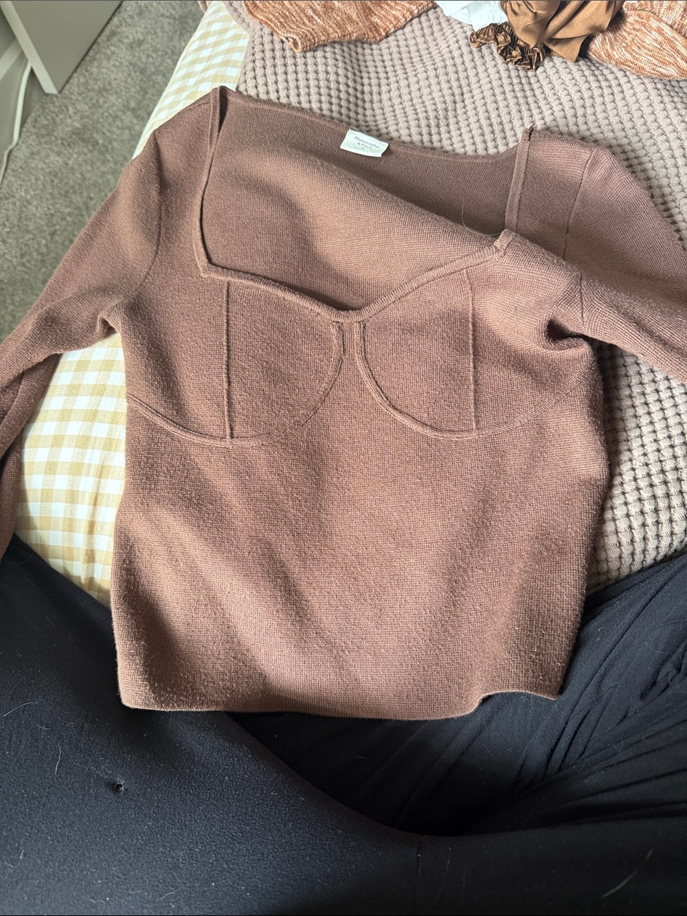 Abercrombie & Fitch Off-Shoulder Sweetheart Knit Sweater in Brown